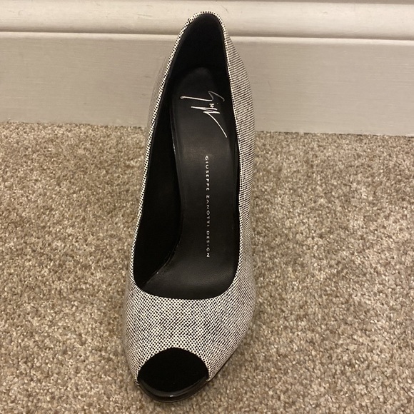 NIB Giuseppe black and white patterned peep toe heels. Size 38.5 - Picture 8 of 16